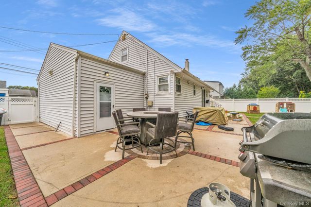 296 Heathcote Road, Lindenhurst, NY 11757
