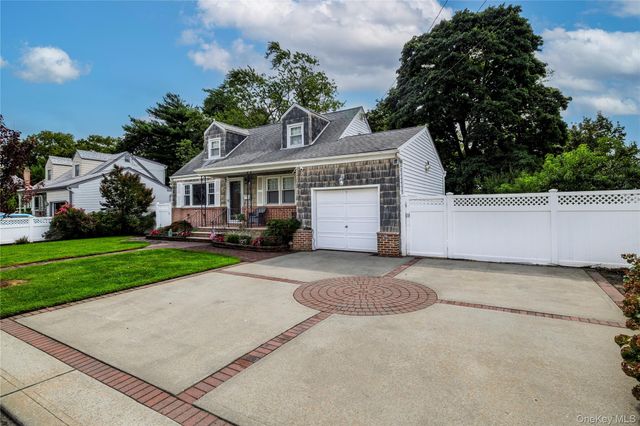 296 Heathcote Road, Lindenhurst, NY 11757