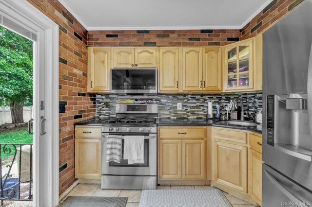 296 Heathcote Road, Lindenhurst, NY 11757