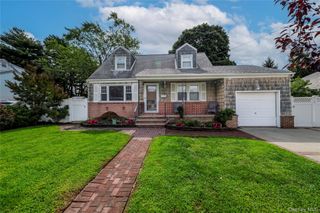296 Heathcote Road, Lindenhurst, NY 11757