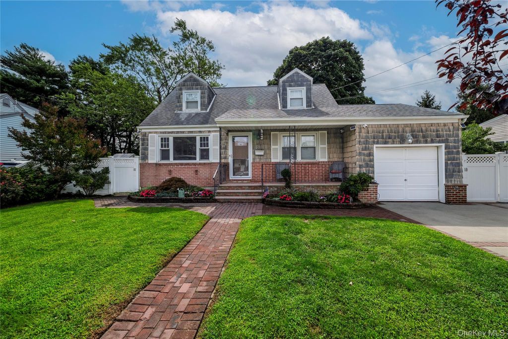 296 Heathcote Road, Lindenhurst, NY 11757