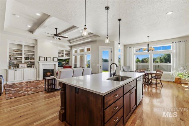 925 W Mollywood Dr, Nampa, ID 83686
