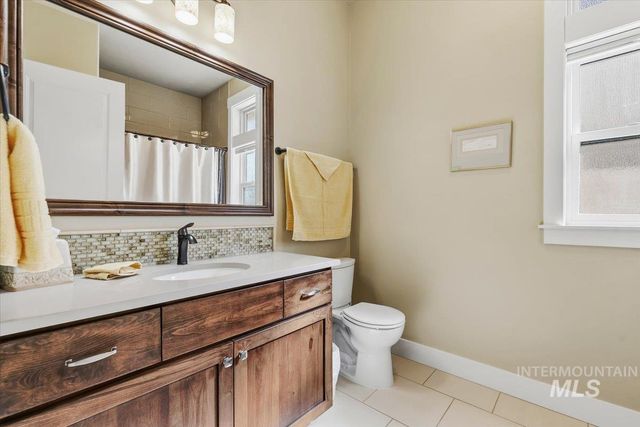 925 W Mollywood Dr, Nampa, ID 83686