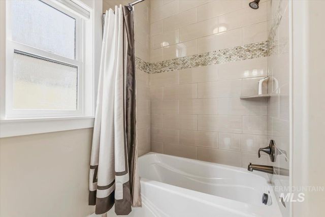 925 W Mollywood Dr, Nampa, ID 83686