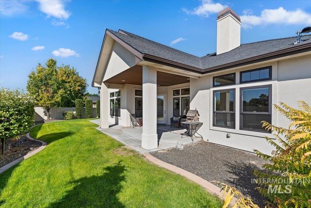 925 W Mollywood Dr, Nampa, ID 83686