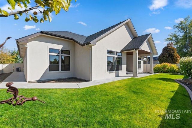 925 W Mollywood Dr, Nampa, ID 83686