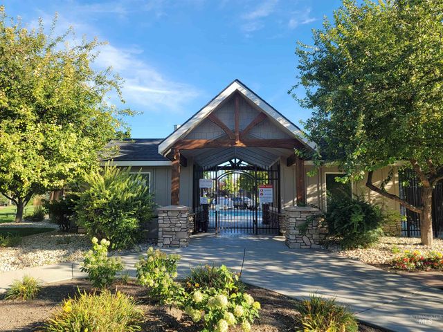 925 W Mollywood Dr, Nampa, ID 83686