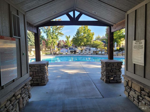 925 W Mollywood Dr, Nampa, ID 83686