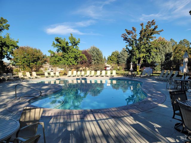 925 W Mollywood Dr, Nampa, ID 83686