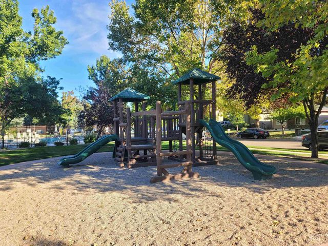 925 W Mollywood Dr, Nampa, ID 83686