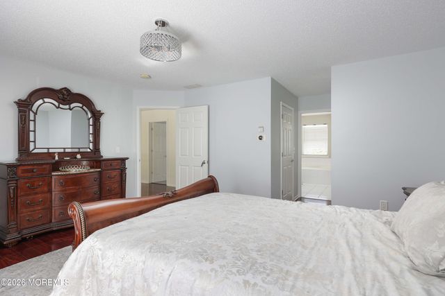 80 W Shenendoah Road, Howell, NJ 07731