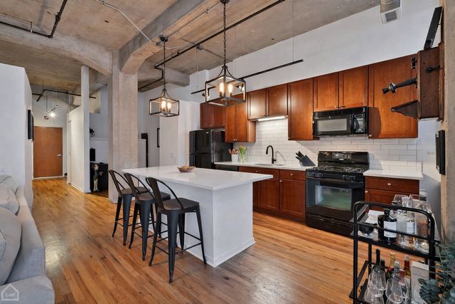 210 S Desplaines Street 404, Chicago, IL 60661