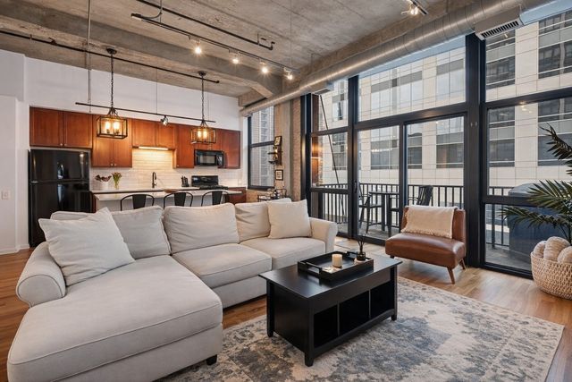 210 S Desplaines Street 404, Chicago, IL 60661