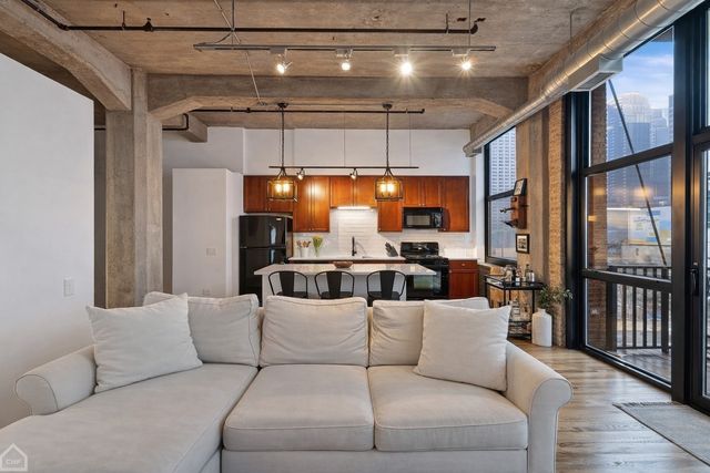 210 S Desplaines Street 404, Chicago, IL 60661