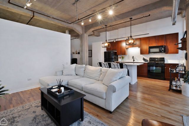 210 S Desplaines Street 404, Chicago, IL 60661