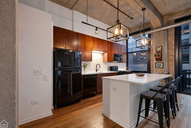 210 S Desplaines Street 404, Chicago, IL 60661