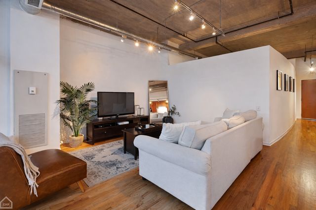 210 S Desplaines Street 404, Chicago, IL 60661