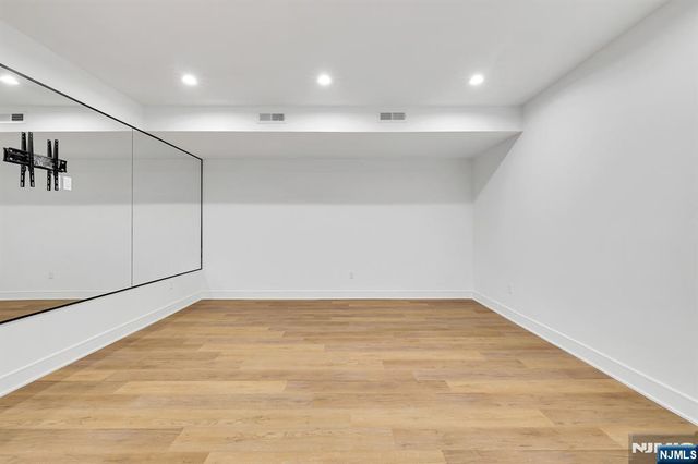16 Feldman, Paramus, NJ 07652