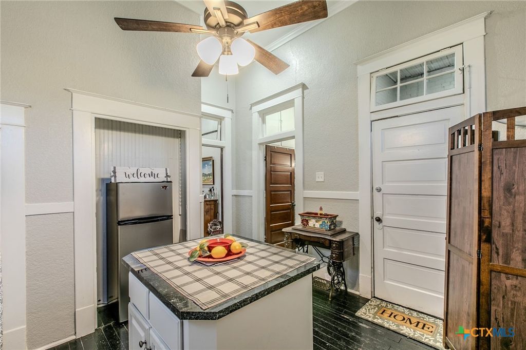 Image 10 of property listing at 818 S 3rd Street, Temple, TX 76504
