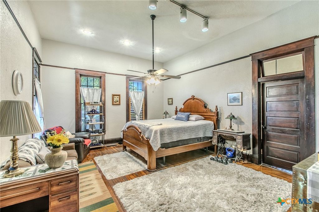 Image 13 of property listing at 818 S 3rd Street, Temple, TX 76504