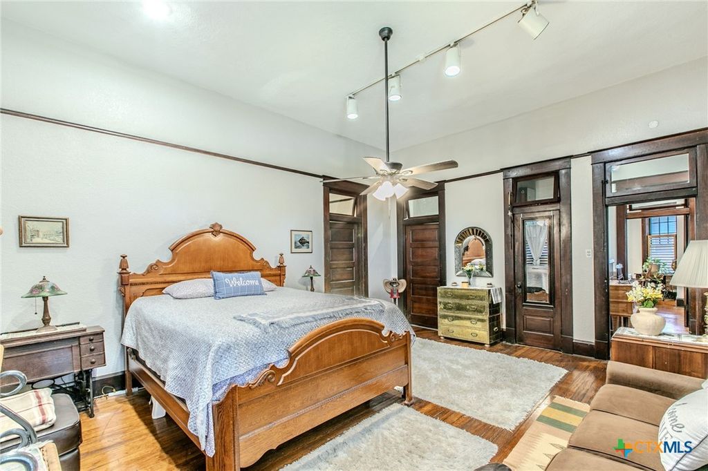 Image 14 of property listing at 818 S 3rd Street, Temple, TX 76504