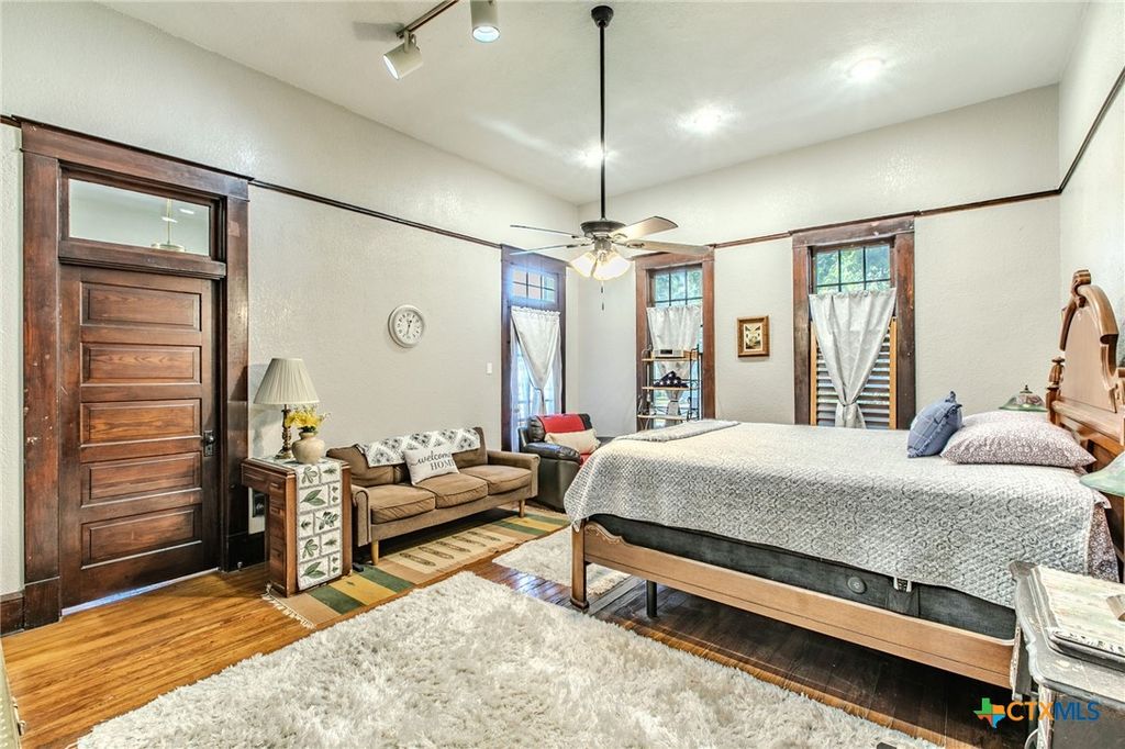 Image 15 of property listing at 818 S 3rd Street, Temple, TX 76504