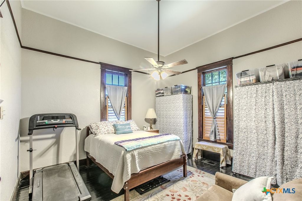 Image 18 of property listing at 818 S 3rd Street, Temple, TX 76504