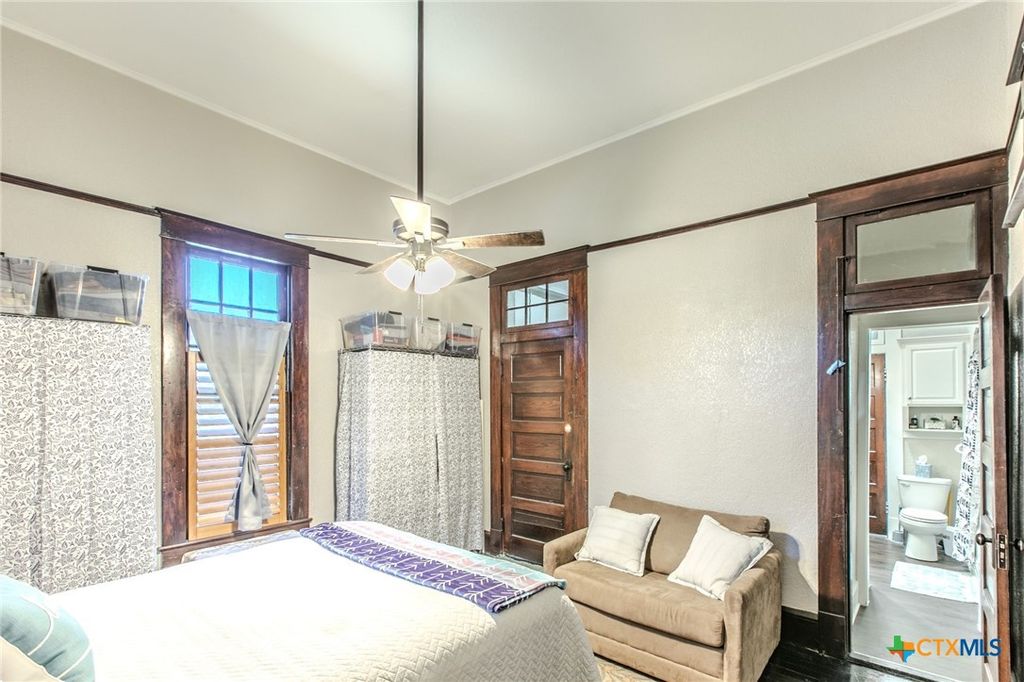 Image 19 of property listing at 818 S 3rd Street, Temple, TX 76504