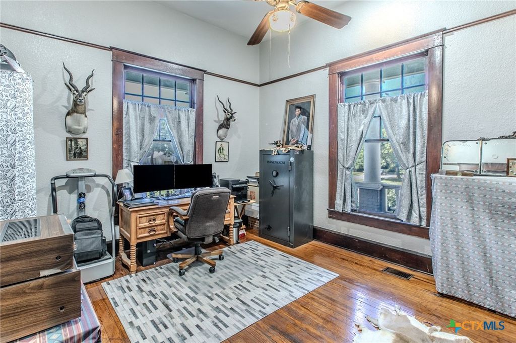 Image 20 of property listing at 818 S 3rd Street, Temple, TX 76504