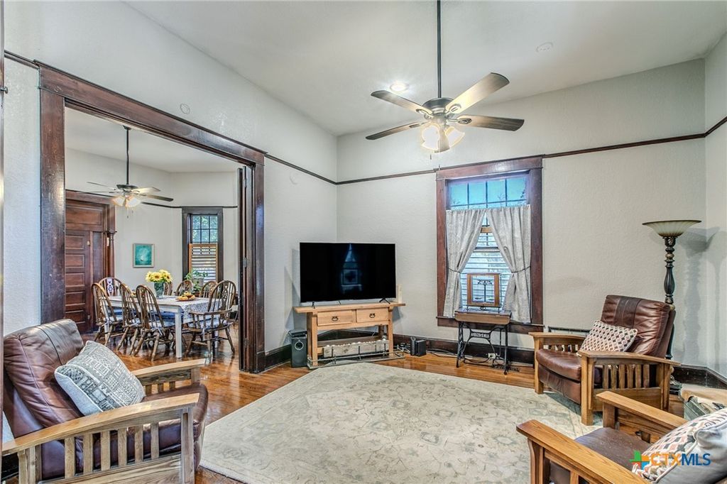 Image 5 of property listing at 818 S 3rd Street, Temple, TX 76504