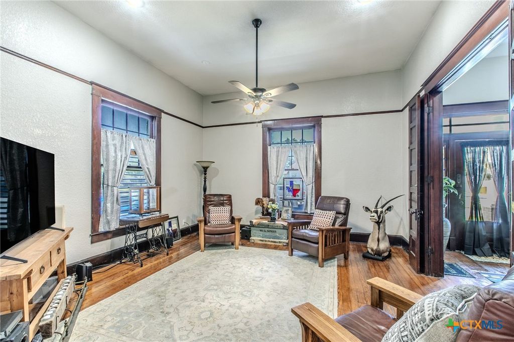 Image 6 of property listing at 818 S 3rd Street, Temple, TX 76504