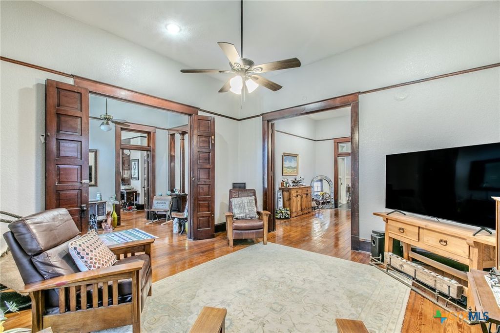Image 7 of property listing at 818 S 3rd Street, Temple, TX 76504