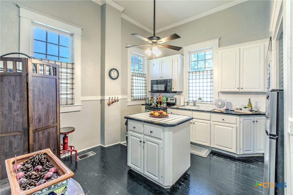 Image 8 of property listing at 818 S 3rd Street, Temple, TX 76504