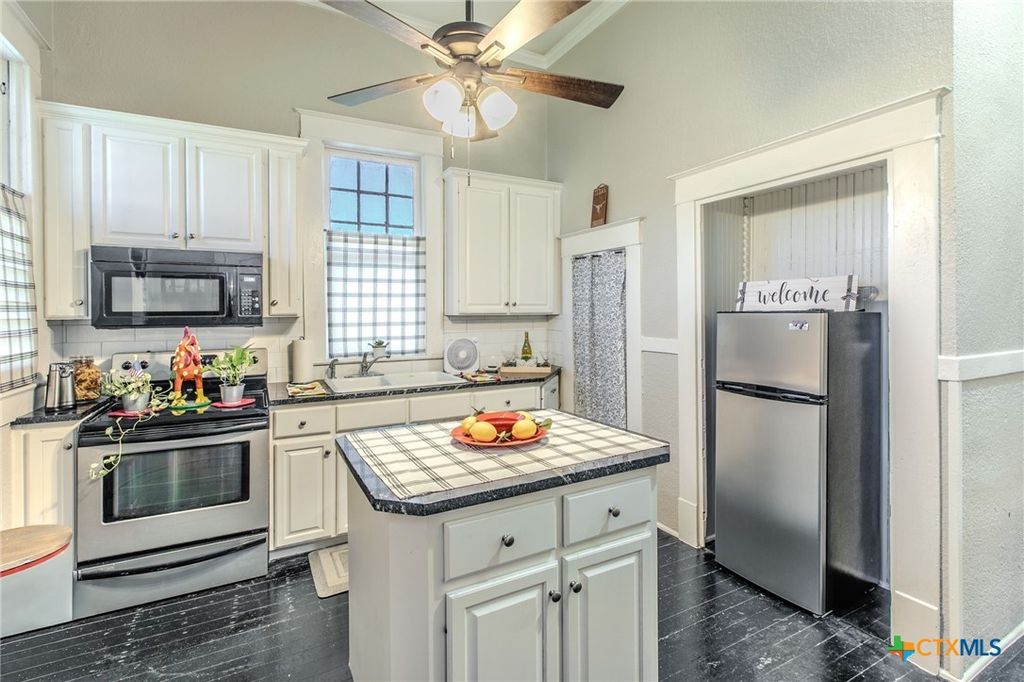 Image 9 of property listing at 818 S 3rd Street, Temple, TX 76504