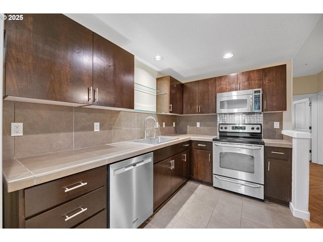 630 Ne ADWICK Dr, Hillsboro, OR 97006