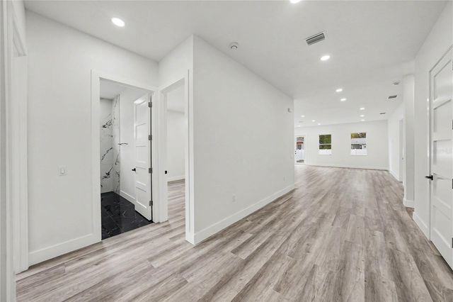 5240 66TH WAY N, St Petersburg, FL 33709