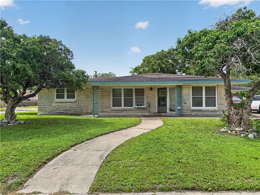 200 Ashburn Ave, Robstown, TX 78380
