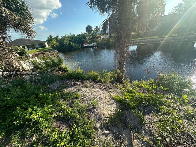 930 SW 8th Place, Cape Coral, FL 33991