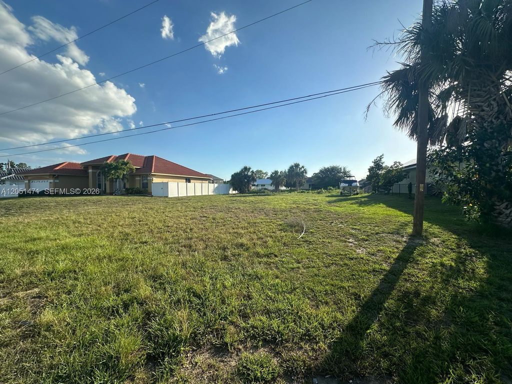 930 SW 8th Place, Cape Coral, FL 33991