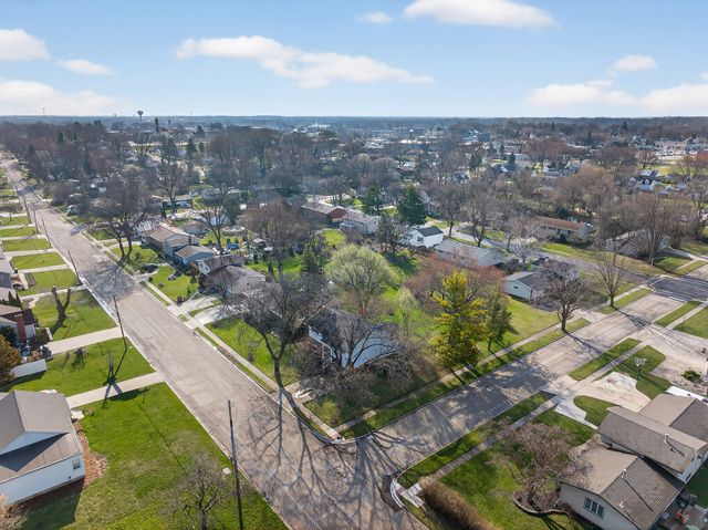 3915 Maple Avenue, Mchenry, IL 60050