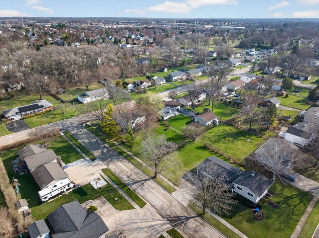 3915 Maple Avenue, Mchenry, IL 60050