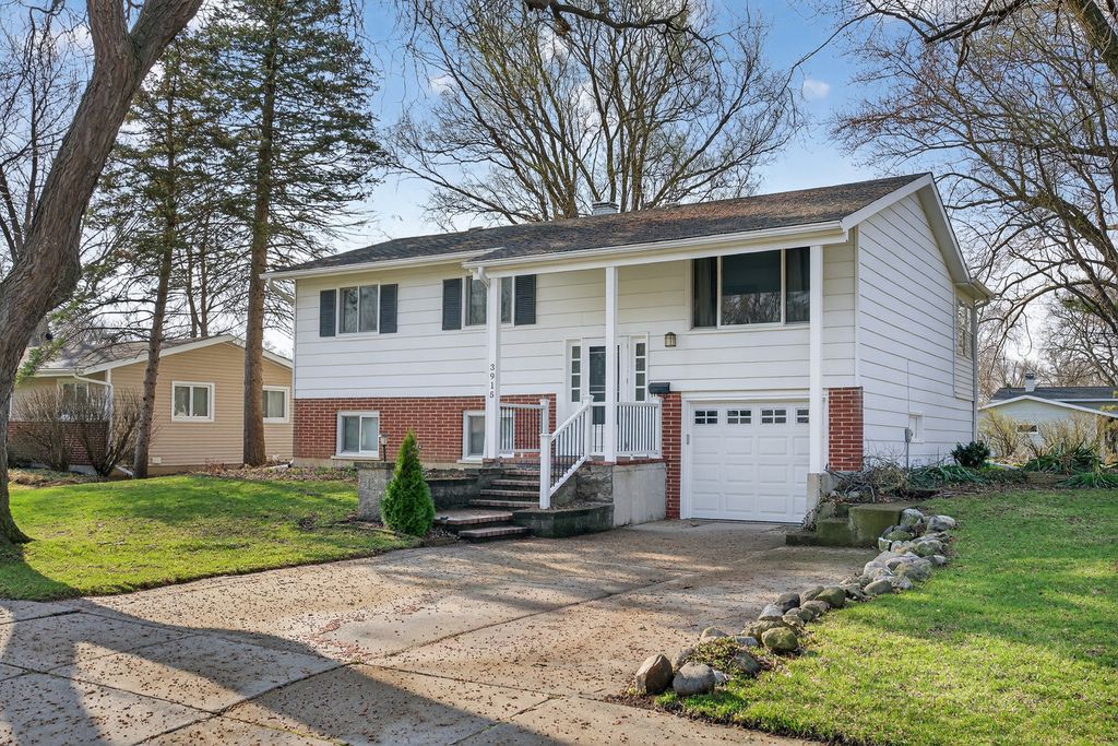 3915 Maple Avenue, Mchenry, IL 60050
