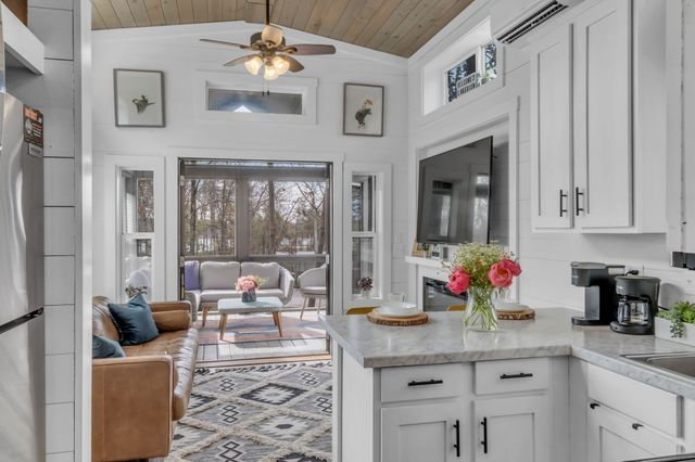 672 Waters Edge Way, Tracy City, TN 37387