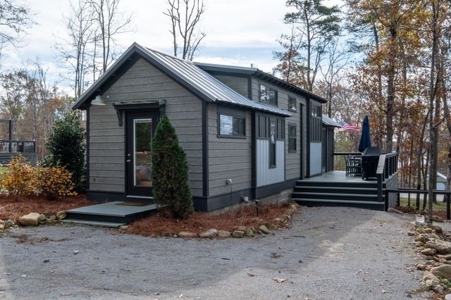 672 Waters Edge Way, Tracy City, TN 37387