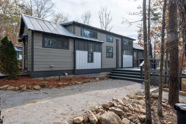 672 Waters Edge Way, Tracy City, TN 37387