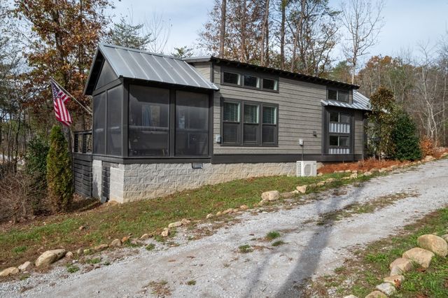 672 Waters Edge Way, Tracy City, TN 37387