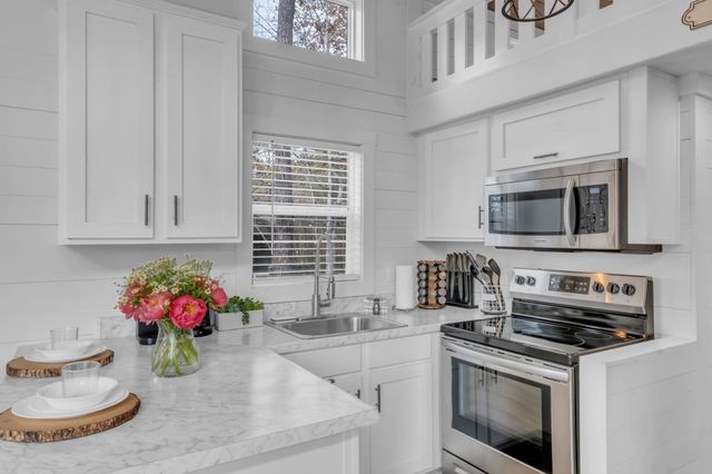 672 Waters Edge Way, Tracy City, TN 37387