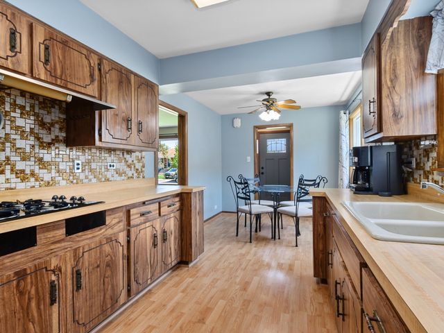 2844 W 100th Place, Evergreen Park, IL 60805