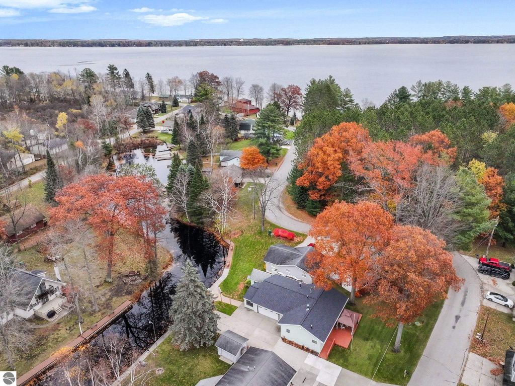 Image 39 of property listing at 224 W Lake Drive, Cadillac, MI 49601
