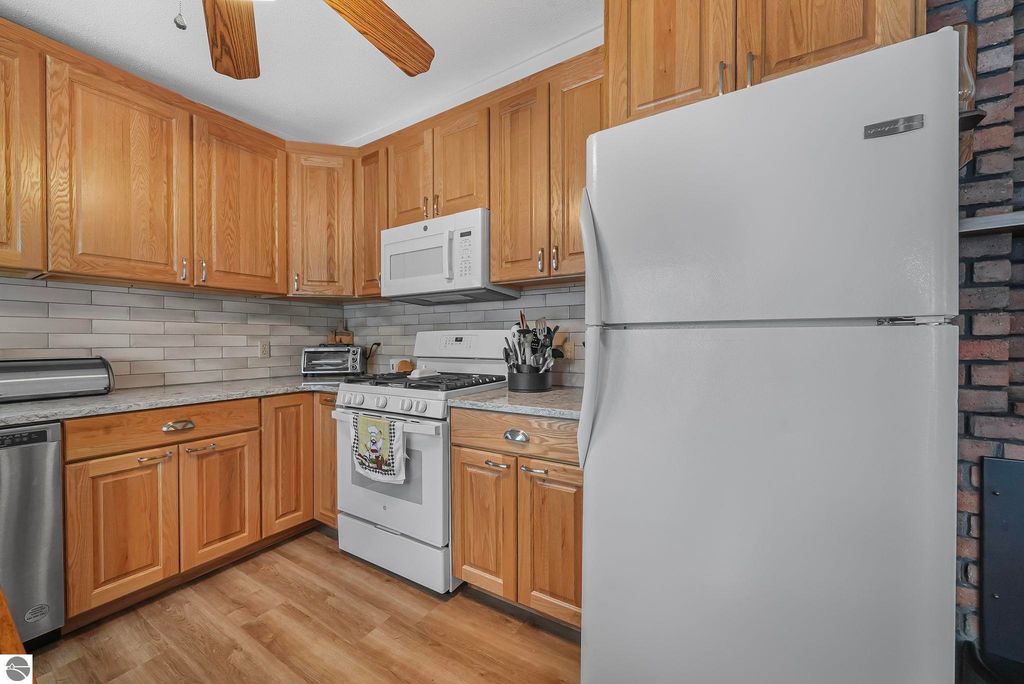 Image 7 of property listing at 224 W Lake Drive, Cadillac, MI 49601